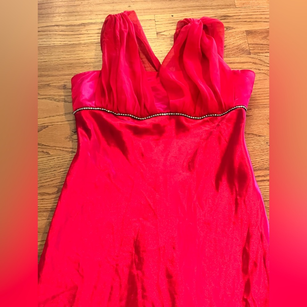 Fiesta Strapless Red Dress with Elegant Detailing